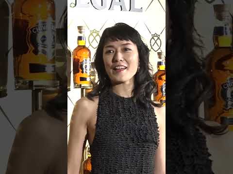 板谷由夏、タイトな黒ロングドレスから二の腕スラリ サムネイル