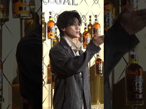 赤西仁、ゴールドアクセにリムレス眼鏡で大人の色気 サムネイル