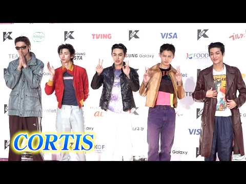 【KCON】CORTIS、ファッショナブルな衣装で「KCON」レカペに堂々登場！　『KCON JAPAN 2026』 サムネイル